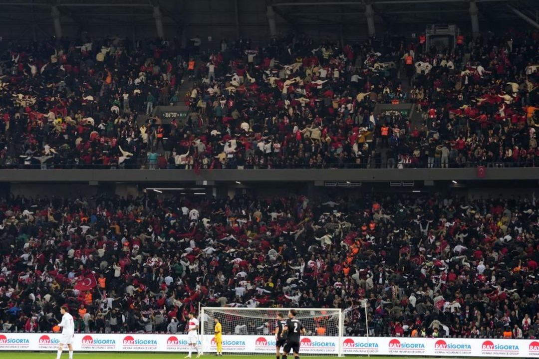 Türkiye-Gürcistan maçında tribünlerde muhteşem koreografi! Üç kaptan, tek slogan: