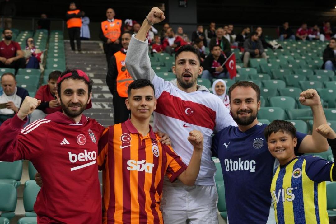 Türkiye-Gürcistan maçında tribünlerde muhteşem koreografi! Üç kaptan, tek slogan: