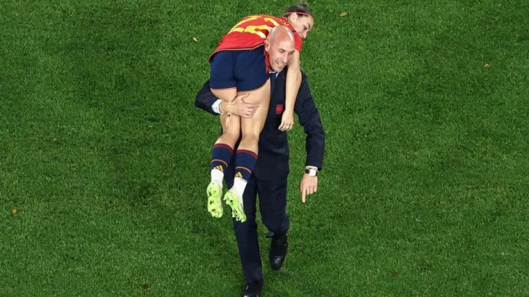 FIFA, kadın futbolcuyu öpen İspanya Futbol Federasyonu Başkanı Rubiales’i görevinden uzaklaştırdı