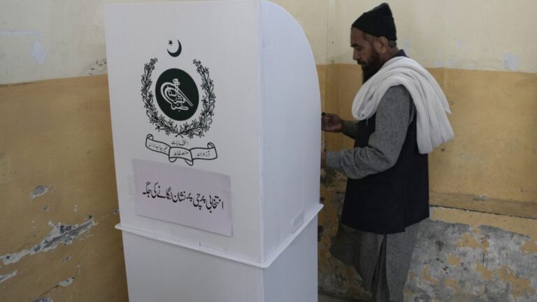 Pakistan gergin seçimde sandık başında: Telefon hizmeti kesildi