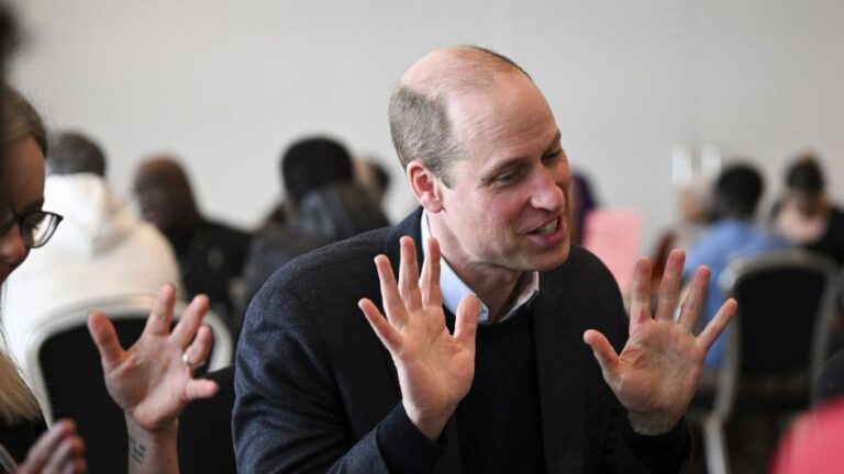 İngiltere Prensi William, gezisinde hakkında spekülasyon yapılan eşi Kate’i unutmadı