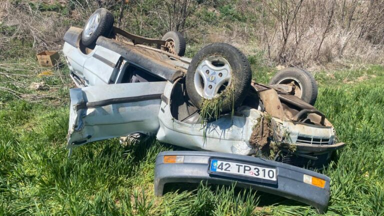 Konya’da devrilen otomobildeki 2 kişi hayatını kaybetti