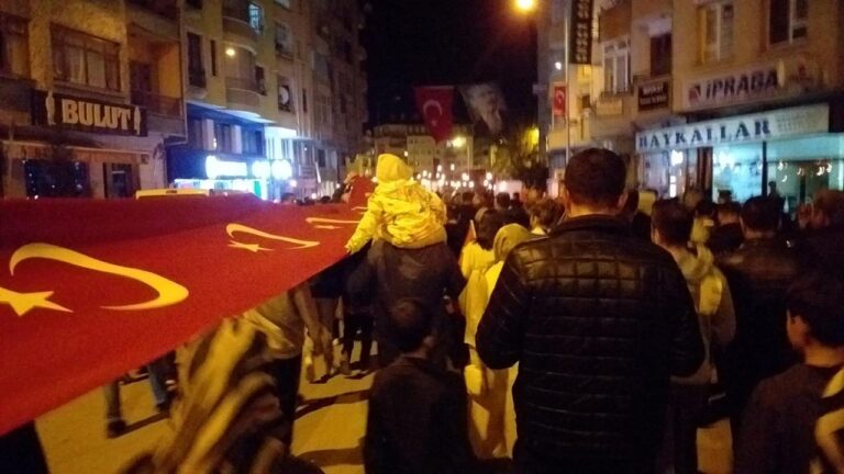 Çorum’da 100 metrelik bayrakla “fener alayı” yürüyüşü