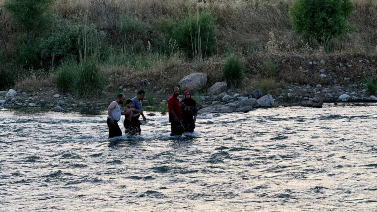Siirt’te suyun yükselmesi sonucu çayda mahsur kalan 11 kişi kurtarıldı