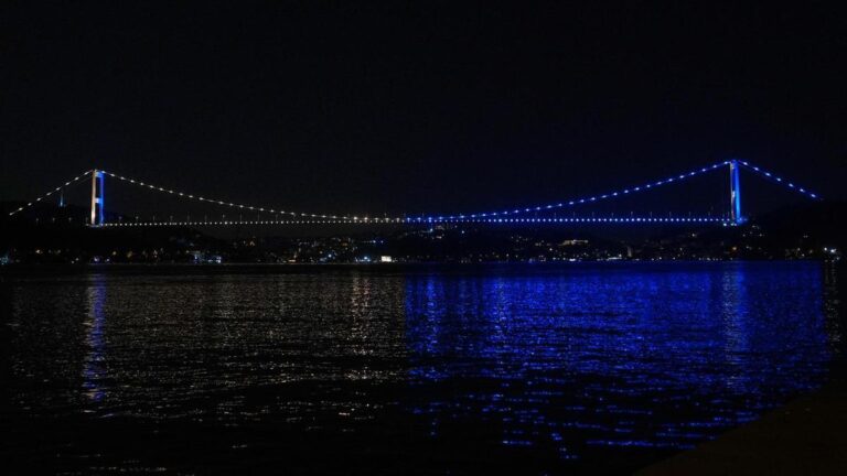 Fenerbahçe Beko’nun EuroLeague şampiyonluğu sonrası köprüler sarı lacivert renklerle ışıklandırıldı