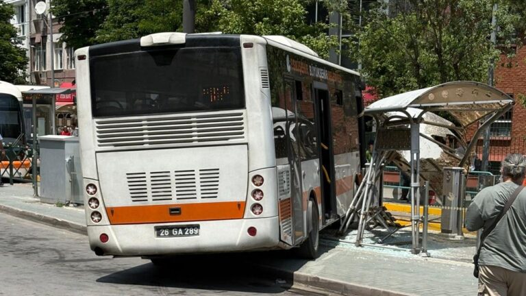 Eskişehir’de sürücüsü fenalaşan belediye otobüsü tramvay durağına çarptı