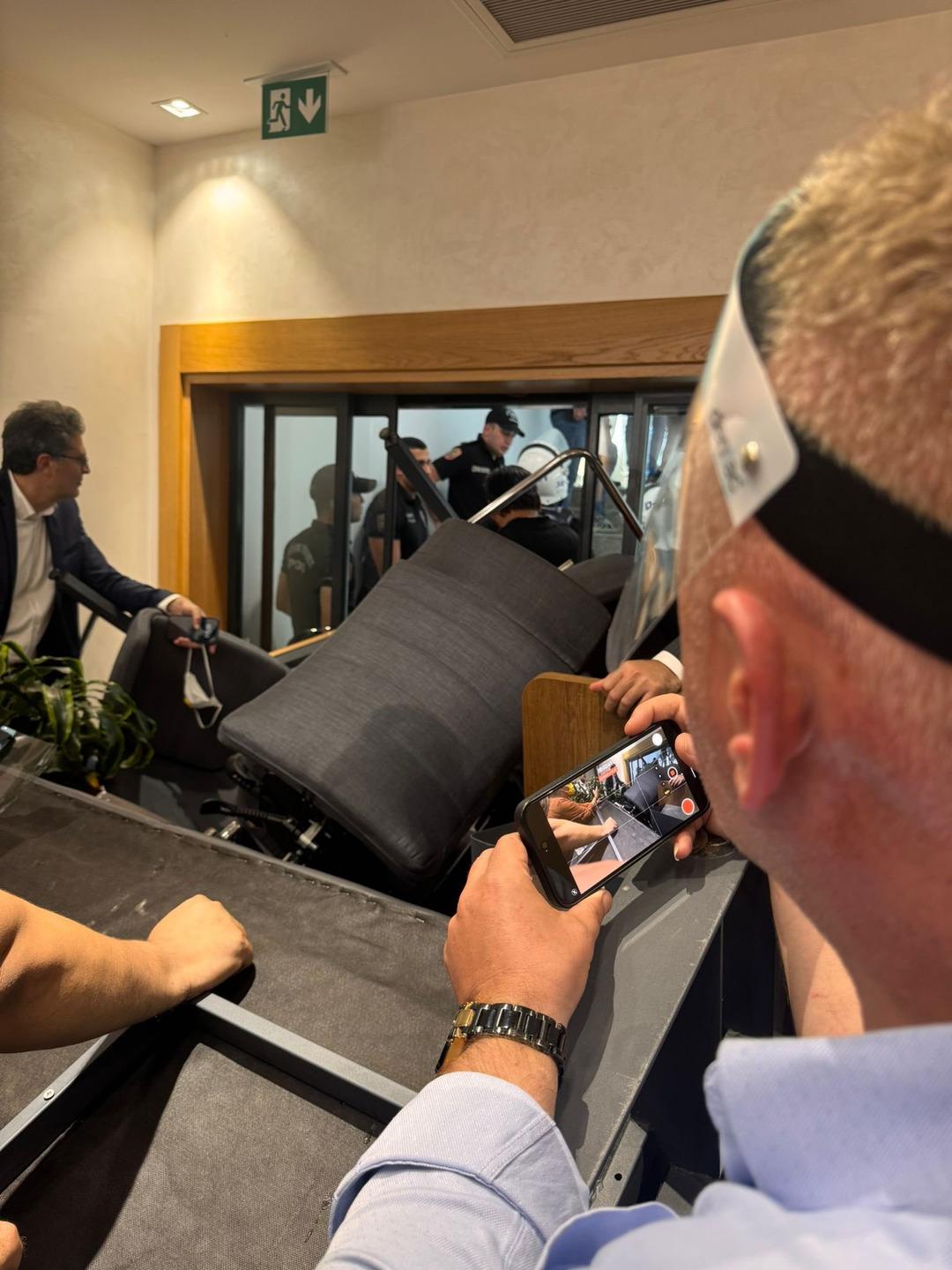 Gürsel Tekin, CHP İstanbul'un eyalet başkanlığına polisle girdi! Milletvekilleri ofis odasına bir barikat koydu 7