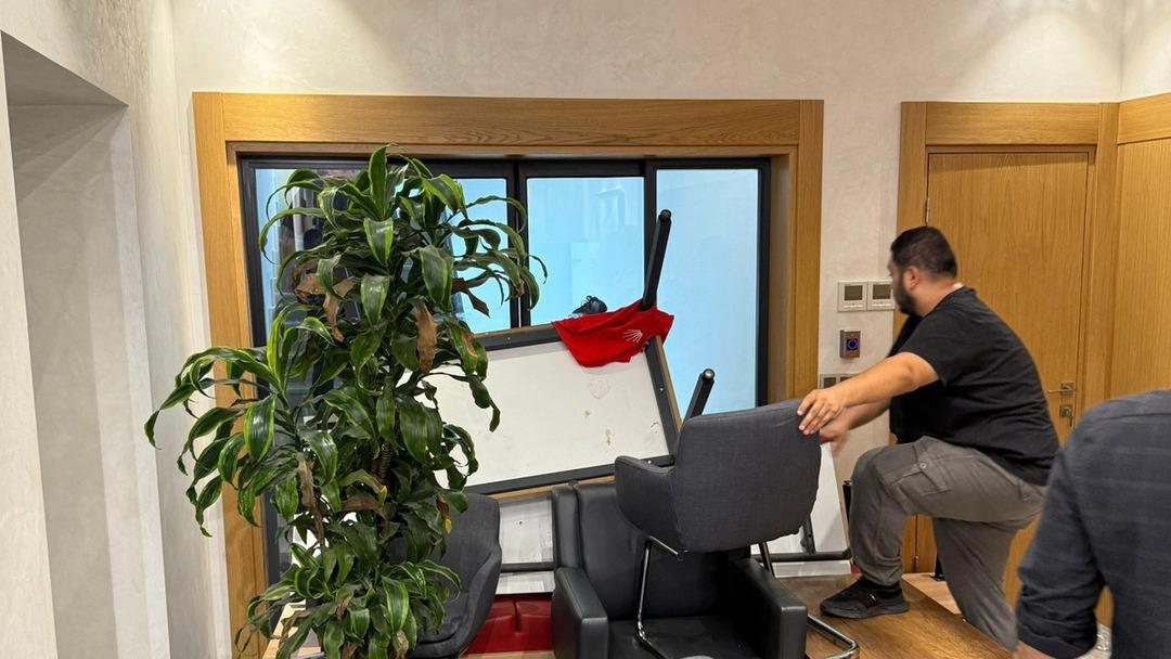 Gürsel Tekin, CHP İstanbul'un eyalet başkanlığına polisle girdi! Milletvekilleri ofis odasına bir barikat koydu 4