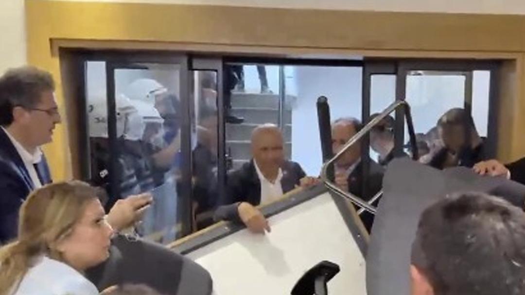 Gürsel Tekin, CHP İstanbul'un eyalet başkanlığına polisle girdi! Milletvekilleri ofis odasına bir barikat koydu 6