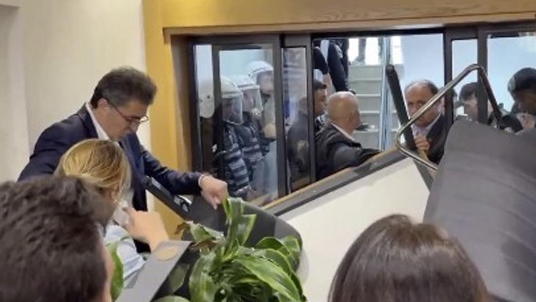 Gürsel Tekin, CHP İstanbul'un eyalet başkanlığına polisle girdi! Milletvekilleri ofis odasına bir barikat koydu 5