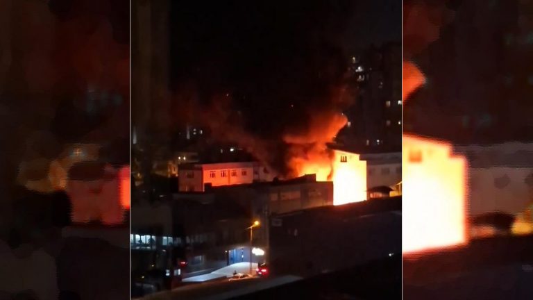 Küçükçekmece’de fabrika gece yarısı alevlere teslim oldu!